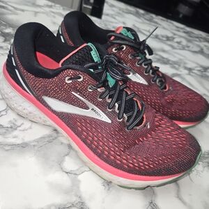 Brooks Women's Black and Pink Athletic Shoes